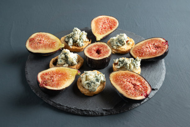 土司与羊乳酪和新鲜无花果，在乡村背景图片下载