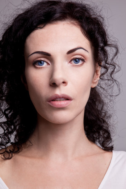 卷曲的蓝眼睛的女人图片下载