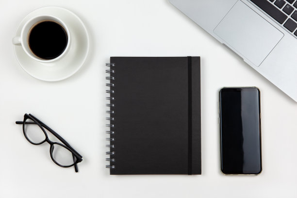 现代的工作空间，俯视图。笔记本电脑，咖啡，记事本，智能手机，白色背景上的眼镜，拷贝空间，平铺。桌面的自由职业者。利用科技概念，在家工作图片下载