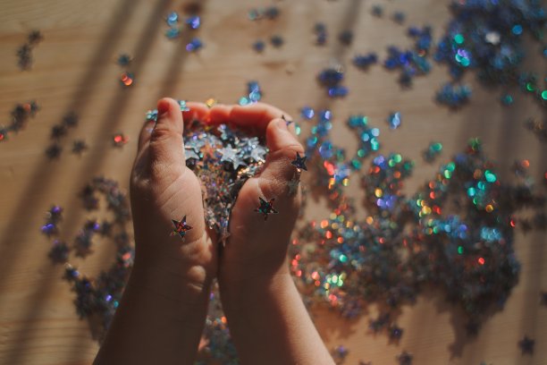 俯视图女手满装饰雪花图片下载