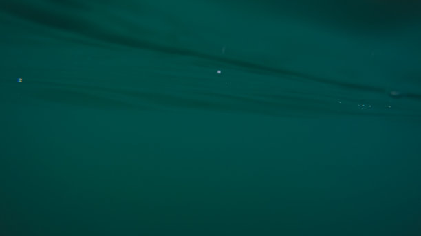 全景水下场景和蓝色背景图片下载