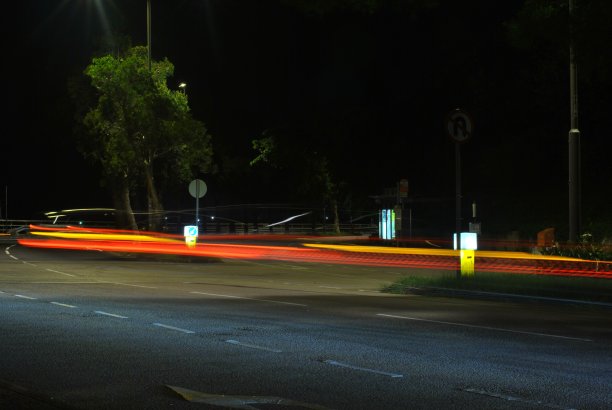 一辆车在夜间行驶的长曝光镜头图片下载