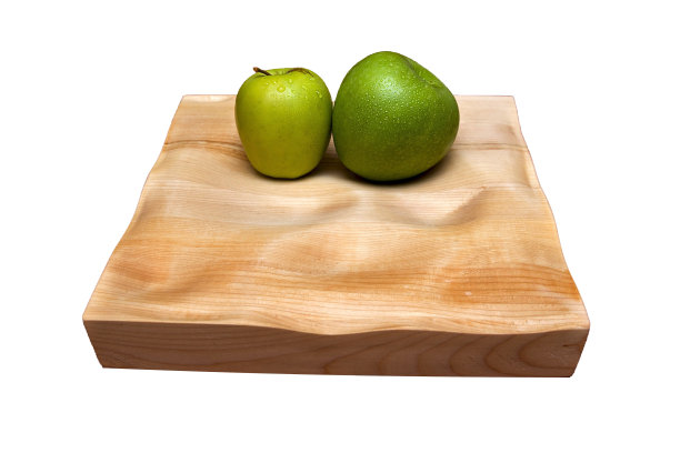 两个新鲜的青苹果放在一个木架子上，作为水果和蔬菜，背景是白色的。好的减肥食品图片下载