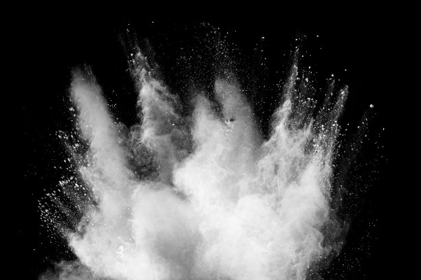 白色滑石粉在黑色背景上爆炸。白色灰尘颗粒飞溅。图片下载