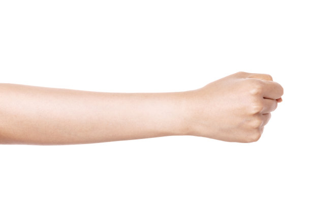 女人的手势拳头背面孤立在白色。图片下载