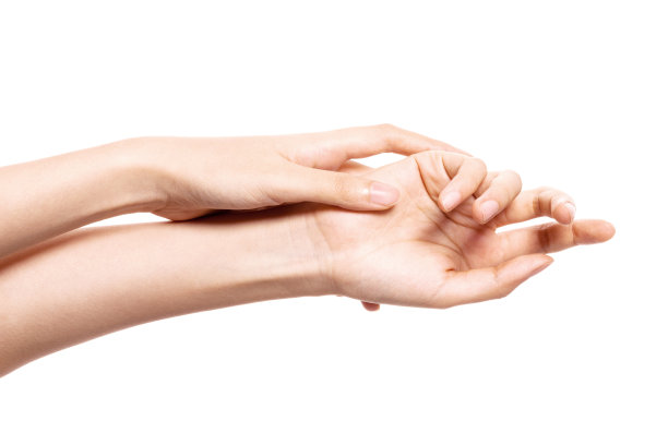 女子双手比划涂上润肤露，霜横隔于白色。图片下载