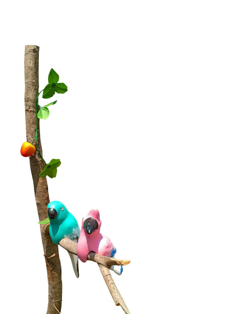 五颜六色的鸟雕像停在树枝上。图片下载