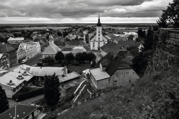 历史小镇贾沃尔尼克的教堂，房屋和建筑，黑白分明。图片下载