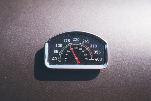 烧烤架的温度显示在封面上。烧烤温度计，170度，准备烤肉，烤牛排图片下载