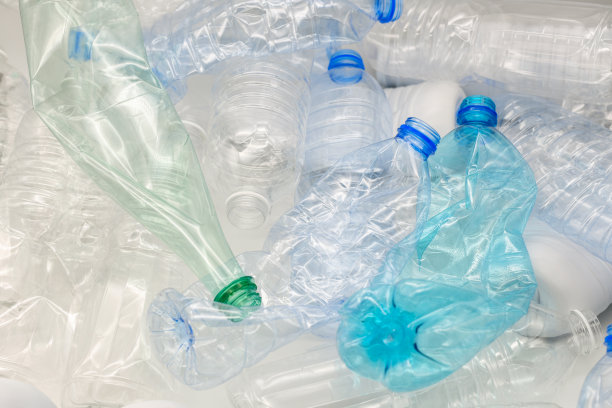 空的压缩塑料瓶被扔进垃圾图片下载