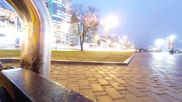 晴朗天气下的市中心夜景图片下载