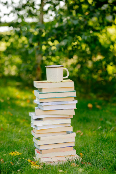 在秋天的绿草如茵的草地上喝一杯咖啡图片下载