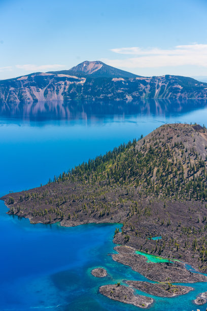 在夏季火山口湖图片下载