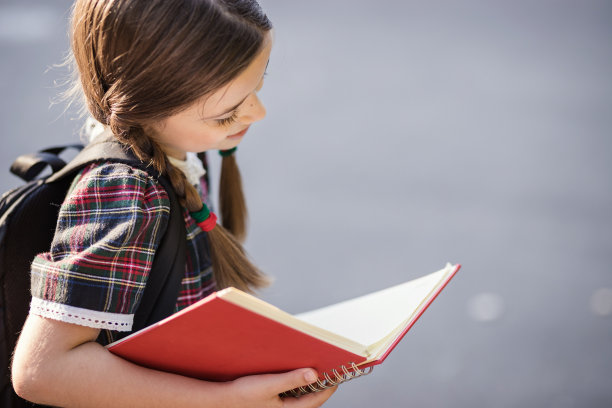 快乐的女孩阅读素材图片