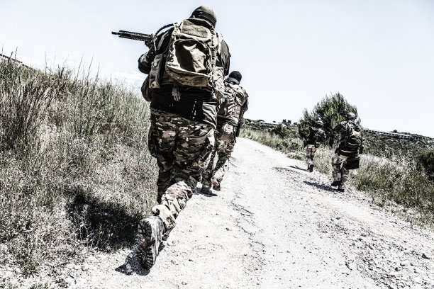 在废弃地区的公路上奔跑的士兵图片下载