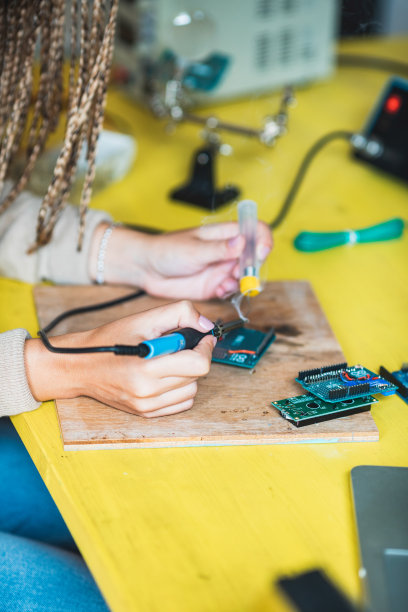 女手焊锡电子线路板库存照片图片下载