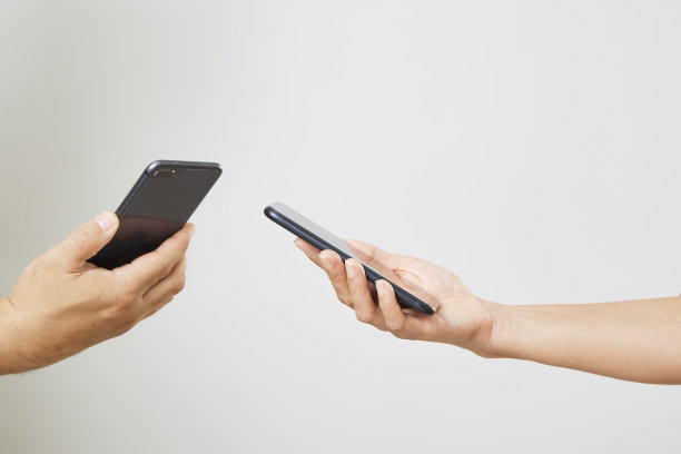 男性和女性手拿手机相对图片下载