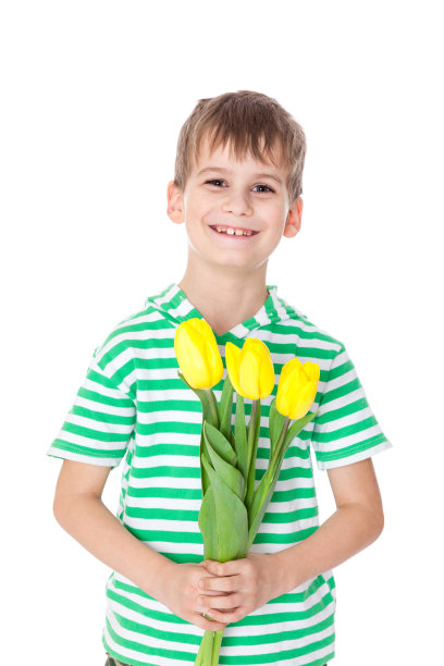小男孩拿着郁金香图片下载