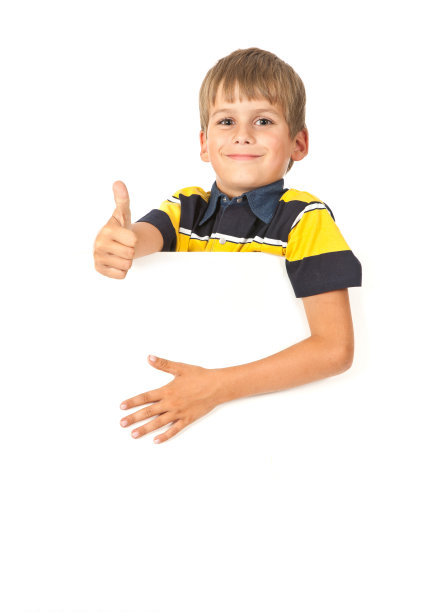 拿着横幅的男孩图片下载