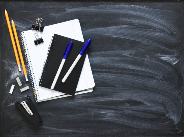 回到学校。学校用品在黑板上。布置学校用品。图片下载