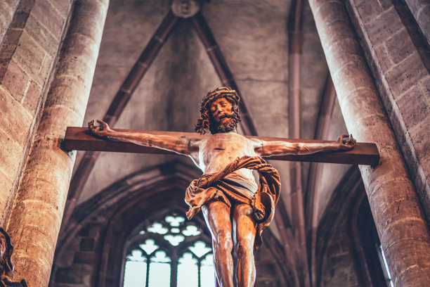 耶稣基督在教堂的十字架上图片下载