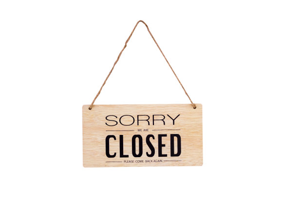 对不起，我们关门了。木质图像孤立地挂在白色背景上，带有剪切路径图片下载