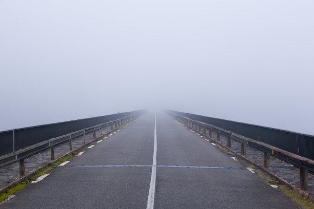 空旷雾蒙蒙的乡村沥青公路透视着白线图片下载