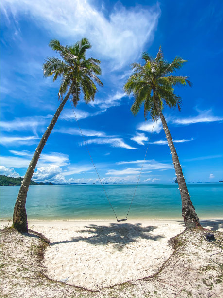 在泰国普吉岛和甲米之间的安达曼海中，有天堂般的海滩图片下载