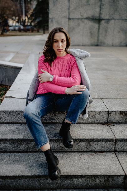 街道风格的年轻女子在城市街道上图片下载