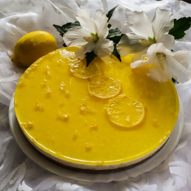 新鲜美味的柠檬芝士蛋糕和柠檬水果。甜的甜点图片下载