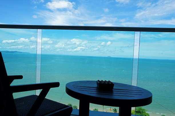 从酒店阳台阳台俯瞰蔚蓝的海洋和多云的天空图片下载