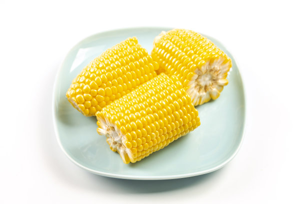 白色背景下盘子里的玉米图片下载