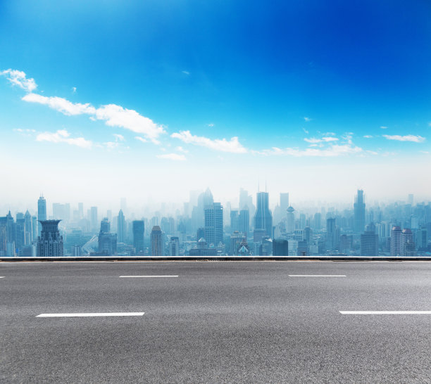 空旷的沥青路与背景上海城市，中国图片下载