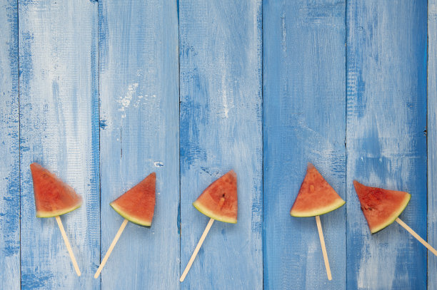 西瓜片冰棒底部边框衬蓝木图片下载