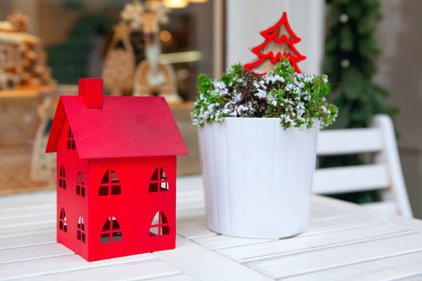 纸做的红房子，圣诞装饰图片下载