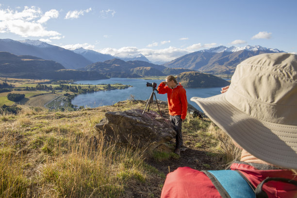 徒步旅行者在山脊上架设了摄影器材图片下载
