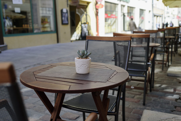 街上夏日露台咖啡馆的空桌子图片下载