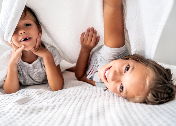 孩子们在床上玩耍的照片图片下载