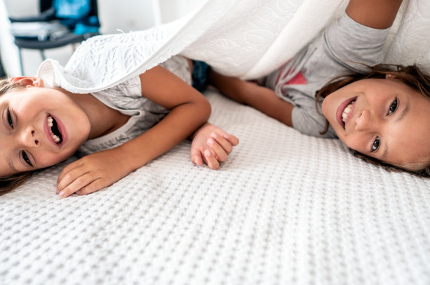 孩子们在床上玩耍的照片图片下载