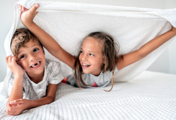 孩子们在床上玩耍的照片图片下载