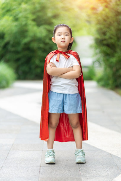 英雄女孩双臂交叉图片下载