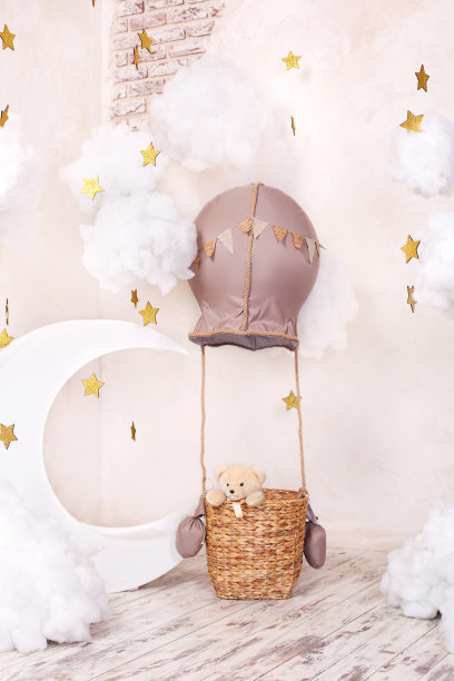泰迪熊旅行者和飞行员。童年的梦想。有浮空器、气球、纺织云和月亮的时尚复古儿童房。孩子们拍照的地点:浮空器、气球、云彩图片下载