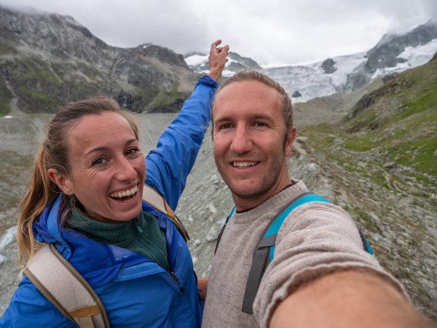 情侣徒步旅行和自拍与全景图片下载