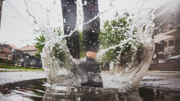 在水里跑步的时候把一条腿收起来图片下载