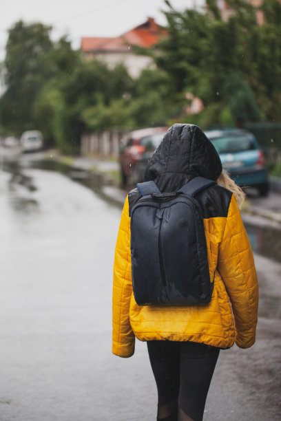 雨中美女在街上图片下载
