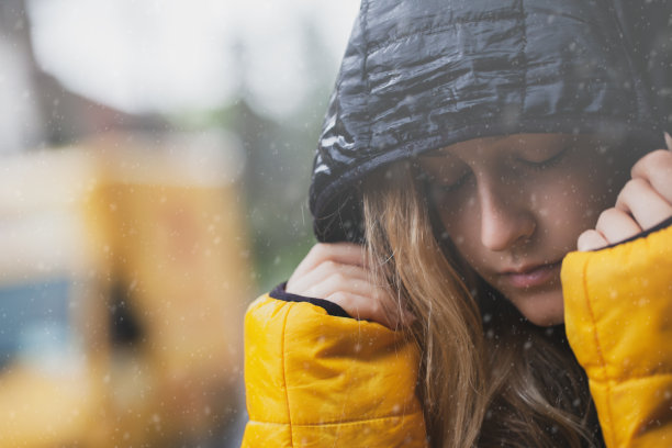 雨中美女在街上图片下载