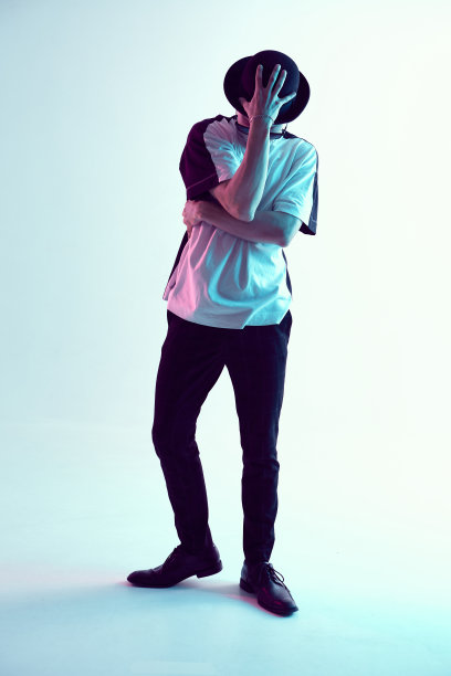 戴着帽子和太阳镜的酷小伙站在霓虹灯下。舞蹈学校的海报。战斗竞争声明图片下载