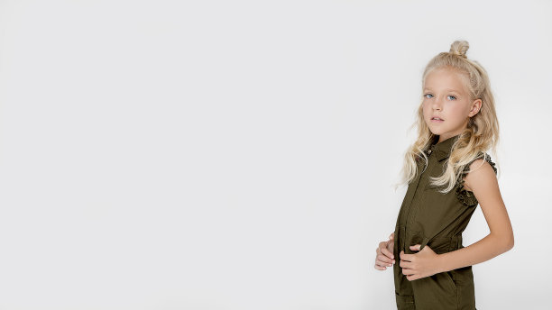 右边横幅的白色背景上有一个金发女孩，她的长发扎着一个发髻，她的照片看着你的广告免费空间的框架。小学。8-9岁图片下载