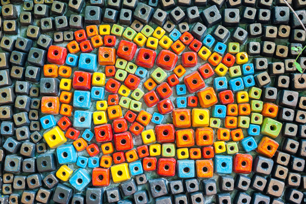 陶瓷。墙砖。陶瓷五颜六色的几何形状。由粘土涂层制成。亚洲艺术。亚洲陶器的智慧。装置艺术。图片下载