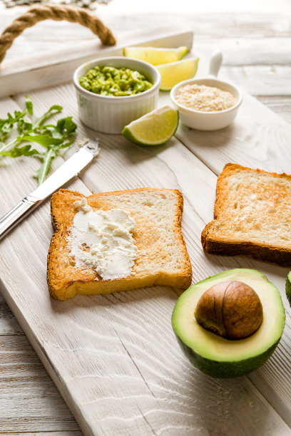 吐司配鳄梨、奶油芝士、酸橙、芝麻菜、鳄梨色拉酱图片下载